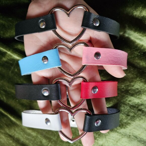 Set of 4 heart split color faux leather chokers - Picture 1 of 3